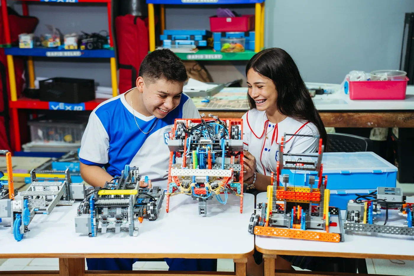 Estudiantes construyendo robots VEX